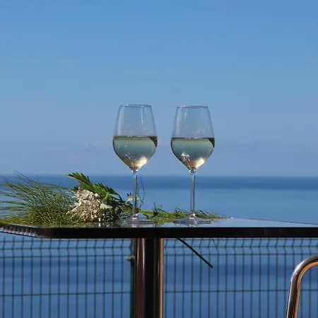 Mar Azul Calheta (Madeira)